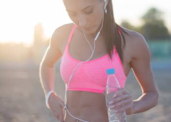 Treinar no calor pode estar te fazendo mal: o erro silencioso do verão e como evitar danos ao corpo