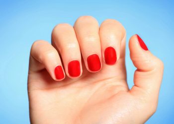 Unhas sempre pintadas: um sinal emocional que a psicologia observa em silêncio