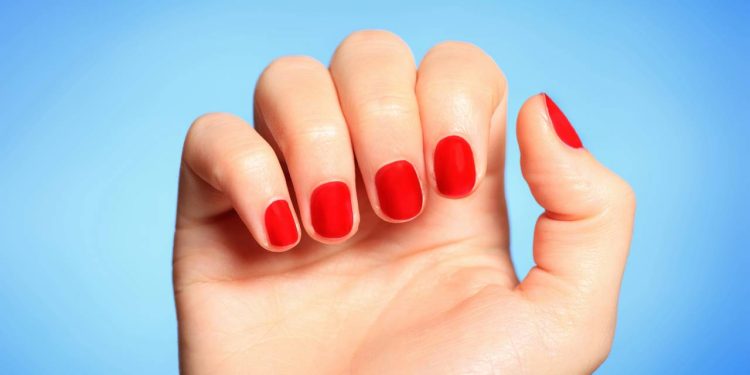 Unhas sempre pintadas: um sinal emocional que a psicologia observa em silêncio