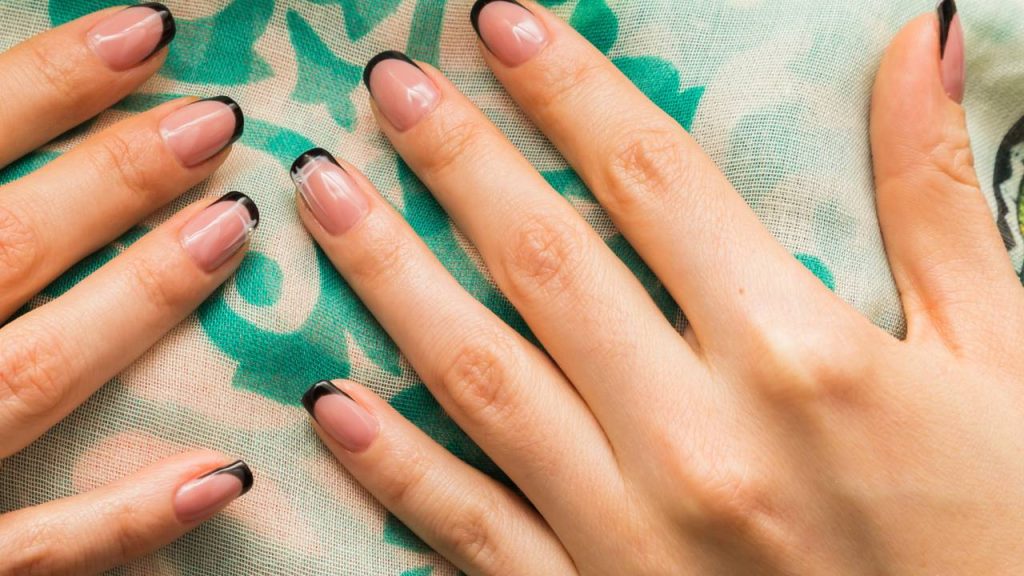 Unhas sempre pintadas: um sinal emocional que a psicologia observa em silêncio
