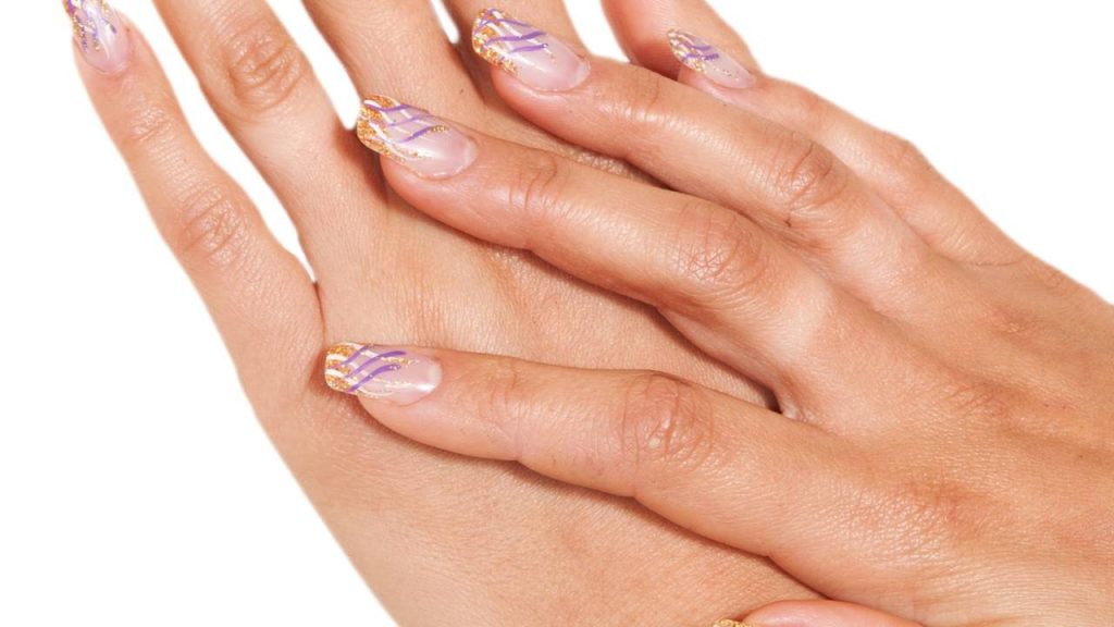 Unhas sempre pintadas: um sinal emocional que a psicologia observa em silêncio