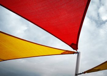 As velas de sombra que se destacam na praia pela proteção solar e montagem simples
