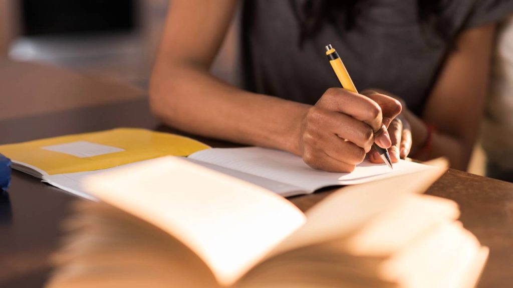 O uso de “literalmente” parece inofensivo, mas erros comuns podem gerar confusão e constrangimento sem que você perceba.