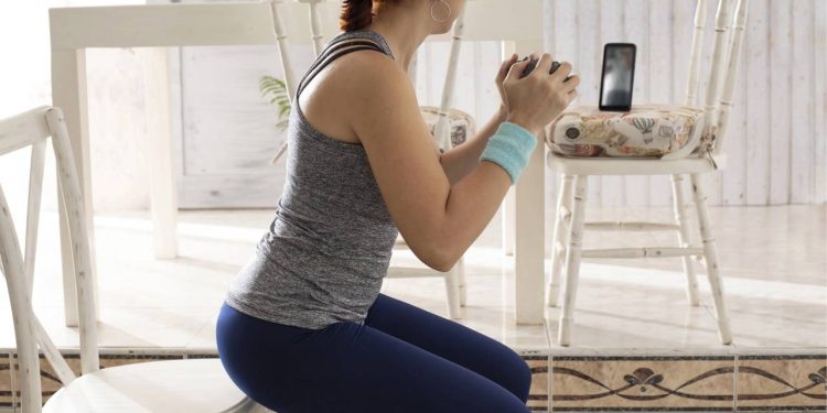 Exercícios funcionais adaptados para casa ajudam a reduzir cansaço e fortalecer o corpo mesmo sem tempo livre