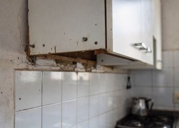 Arrumar armário solto da parede custa menos quando o problema é só fixação