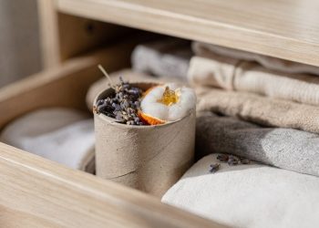 Como usar rolo de papel higiênico para manter o guarda-roupa perfumado