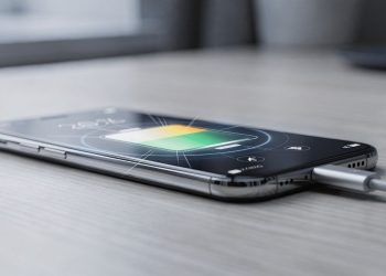 O hábito de carregar o celular até 100% e o impacto na bateria
