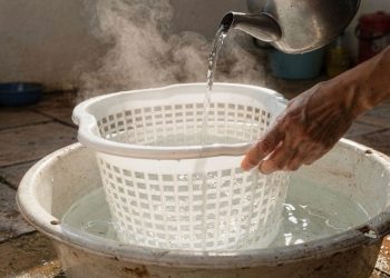 Como salvar cestos de plástico que entortaram com o calor e recuperar o formato original