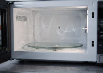 O que acontece se ligar o micro-ondas vazio e por que é perigoso