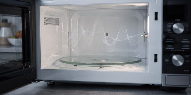 O que acontece se ligar o micro-ondas vazio e por que é perigoso