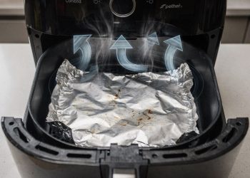 Evite prejuízo e entenda quando o papel alumínio na Air Fryer vira um vilão