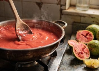 Doce de goiaba caseiro com poucos ingredientes e preparo prático