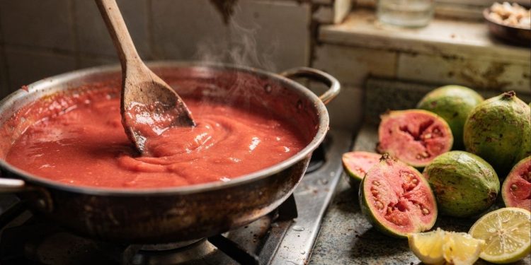 Doce de goiaba caseiro com poucos ingredientes e preparo prático