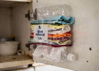 Como guardar sacolas plásticas sem bagunça e manter a cozinha organizada