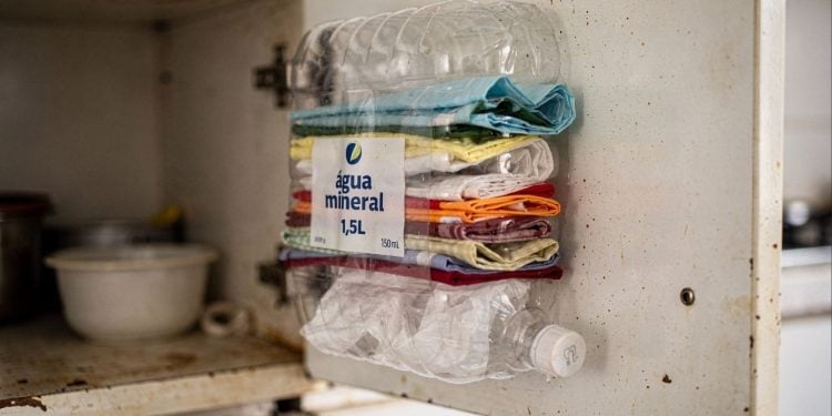 Como guardar sacolas plásticas sem bagunça e manter a cozinha organizada