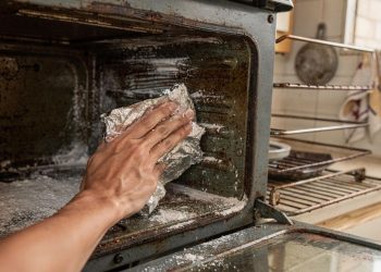 O truque com papel alumínio que tira a gordura encrostada do forno em 10 minutos