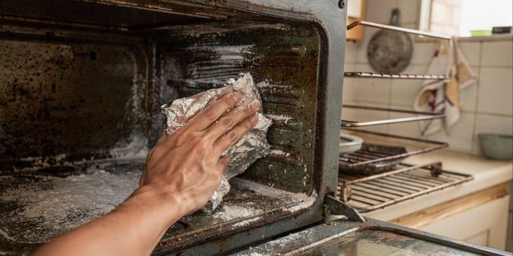 O truque com papel alumínio que tira a gordura encrostada do forno em 10 minutos