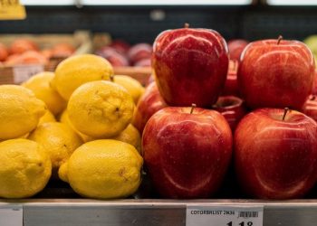 Poucos sabem: o que é aquela camada brilhante na casca das frutas?