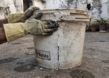 Como consertos simples ajudam a reaproveitar balde rachado em casa