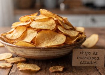 Chips de mandioca assados no forno deixam o lanche mais crocante e leve