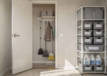 Como organizar produtos de limpeza sem armário de forma prática e segura