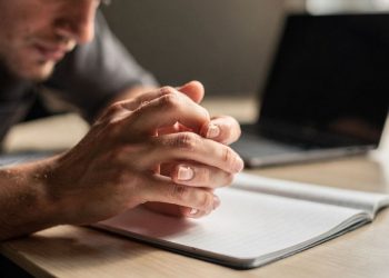 O que o hábito de roer as unhas revela sobre o cérebro, segundo a psicologia?