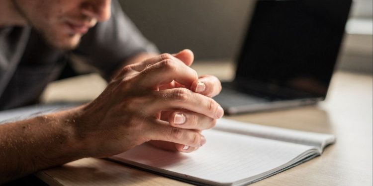 O que o hábito de roer as unhas revela sobre o cérebro, segundo a psicologia?