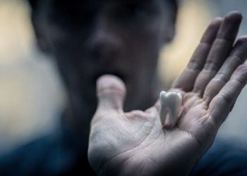 O significado real de arrancar um dente no sonho: medo, perda ou renovação?