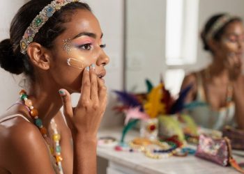 O jeito certo de preparar a pele para curtir o Carnaval sem preocupação com o pós