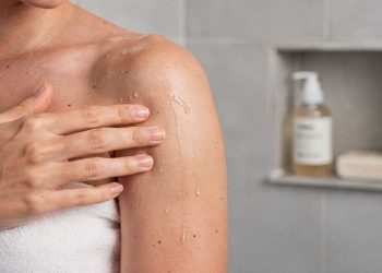Truque diário com 4 produtos baratos que acaba de vez com o mau odor nas axilas