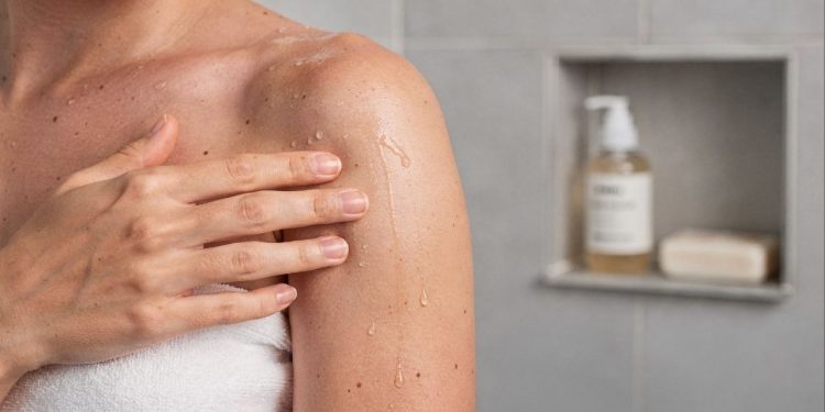 Truque diário com 4 produtos baratos que acaba de vez com o mau odor nas axilas
