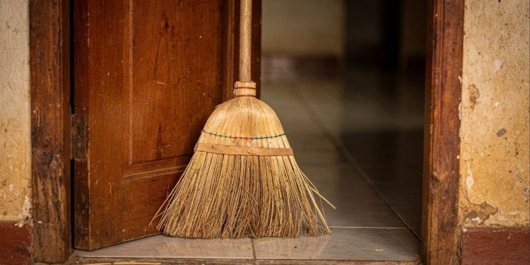 O significado oculto da vassoura atrás da porta e como usar na posição correta