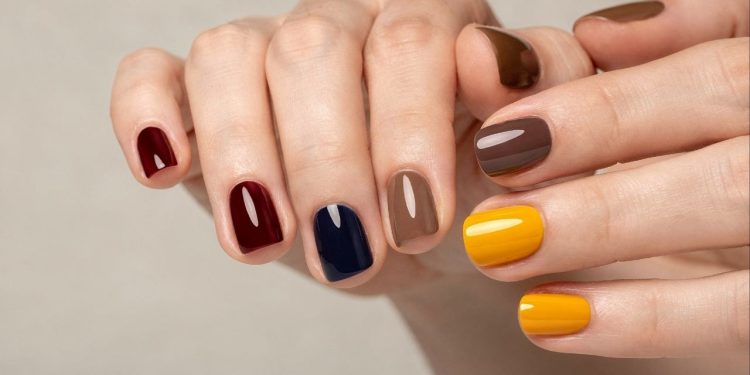 7 cores de esmalte que deixam as unhas curtas naturalmente elegantes
