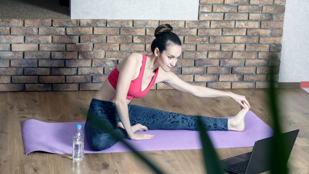 Mobilidade e flexibilidade em casa: os exercícios simples que revelam por que seu corpo vive travado
