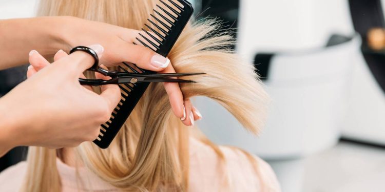 Por que tantas pessoas cortam o cabelo após o término? a psicologia explica esse impulso silencioso
