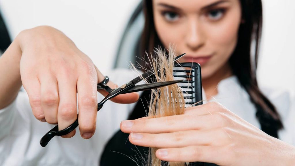 Por que tantas pessoas cortam o cabelo após o término? a psicologia explica esse impulso silencioso
