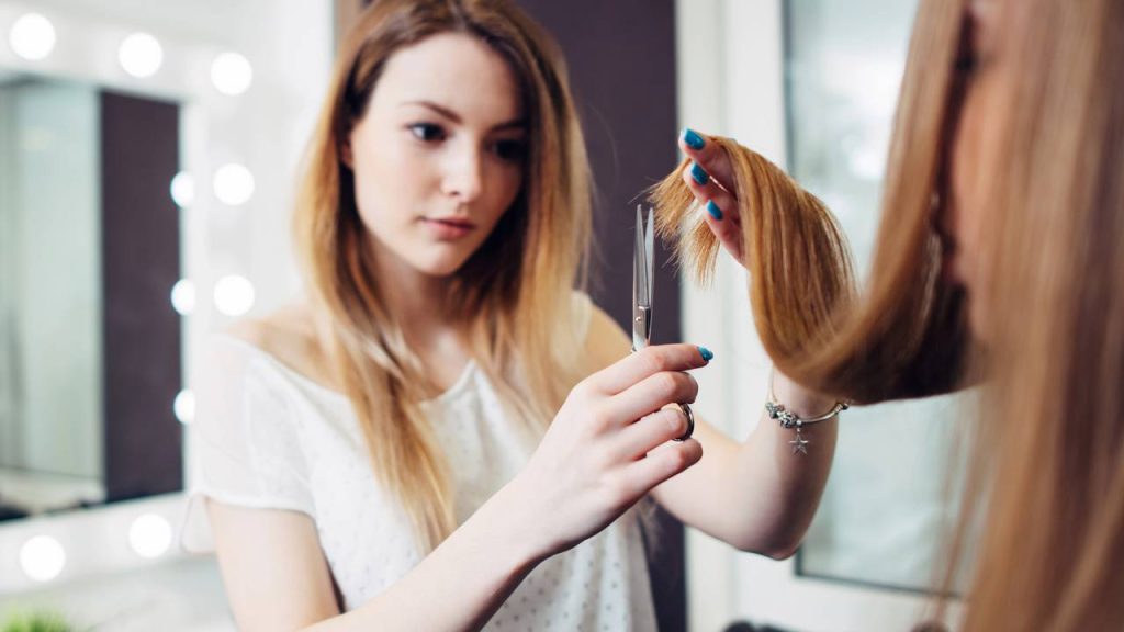 Por que tantas pessoas cortam o cabelo após o término? a psicologia explica esse impulso silencioso