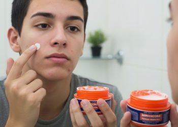 Essa pomada antiga e barata resolve muito além das espinhas
