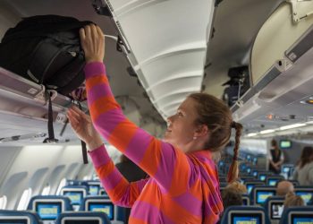 Por que viajar só com bagagem de mão pode baratear sua viagem