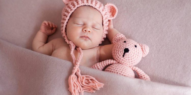 Escolher o registro da bebê é uma das missões mais emocionantes da gravidez e a tendência do momento é clara: nomes de menina de 4 letras - Créditos: depositphotos.com / bb_doll