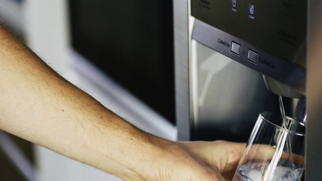 Como o purificador de água digital se tornou indispensável na rotina da casa