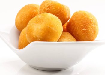 Bolinho de queijo frito crocante como fazer a massa perfeita e fritar sem encharcar