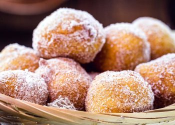 Bolinho de chuva simples e fofinho com uma receita fácil e prática