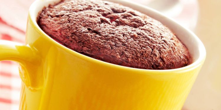 Bolo de caneca de micro-ondas combina praticidade com chocolate cremoso