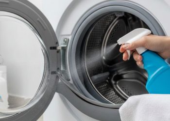 Pouca gente sabe, mas aplicar esse produto na borracha da máquina de lavar reduz mofo e sujeira