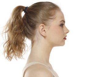 Você usa seu cabelo preso? A psicologia explica o que esse hábito revela sobre você!
