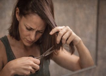 Você já cortou o próprio cabelo? o que esse gesto diz sobre emoções e identidade