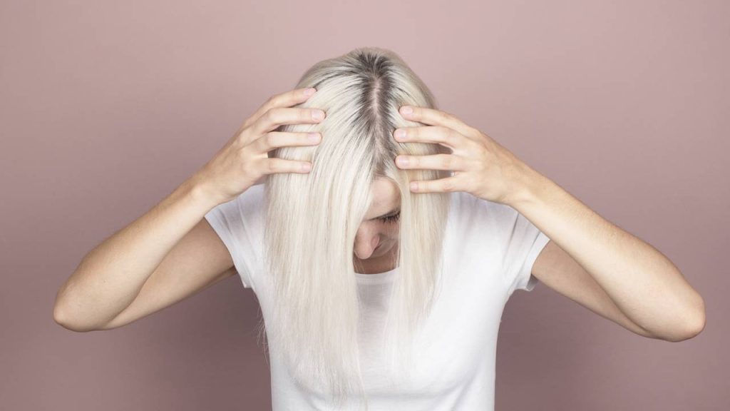 Deixar o cabelo grisalho à mostra é mais radical do que parece