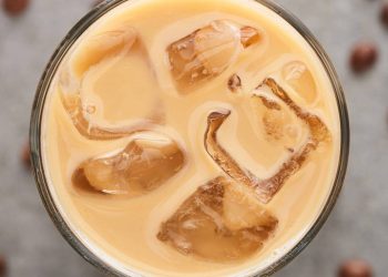 Café gelado em 2 passos vira opção prática para os dias quentes