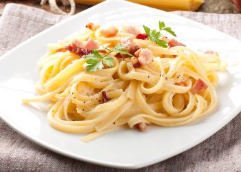 Carbonara tradicional ganha espaço mesmo com versões cremosas no dia a dia
